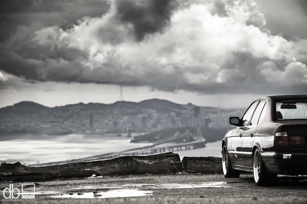 BMW classique sur fond de ville de montagne