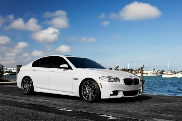 BMW blanc sur fond de port