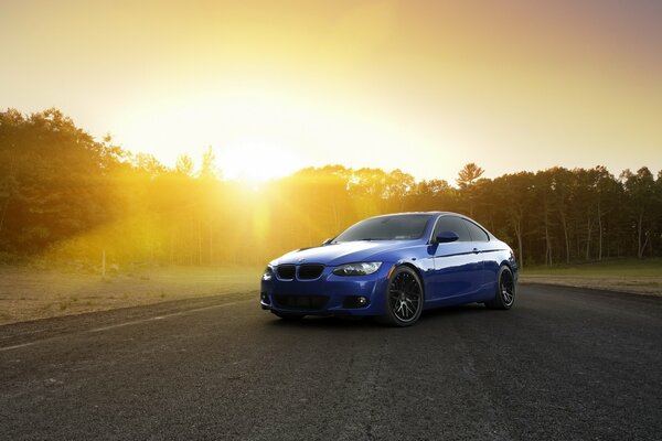 Hermoso coche bmw 3 bajo el sol de la tarde