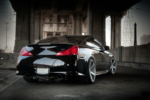 Black infiniti sports car