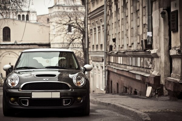 Mini Cooper auf dem Hintergrund der Herbstlandschaft