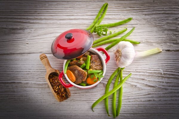 Leckeres Fleisch mit Bohnen in einem Topf