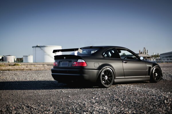 BMW con Tuning negro en la carretera