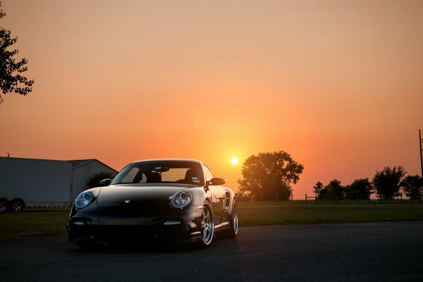 Porsche 911 sullo sfondo della natura e del tramonto