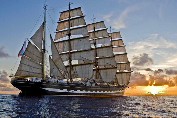 Hermoso barco al atardecer