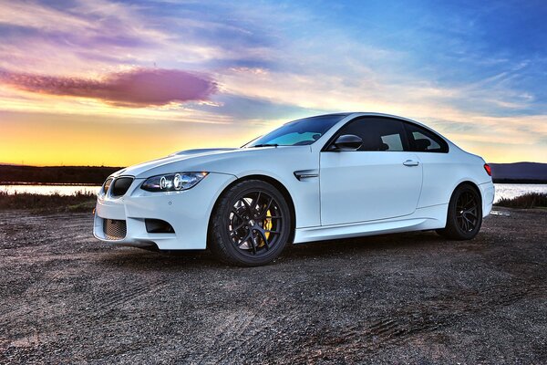BMW blanche au coucher du soleil