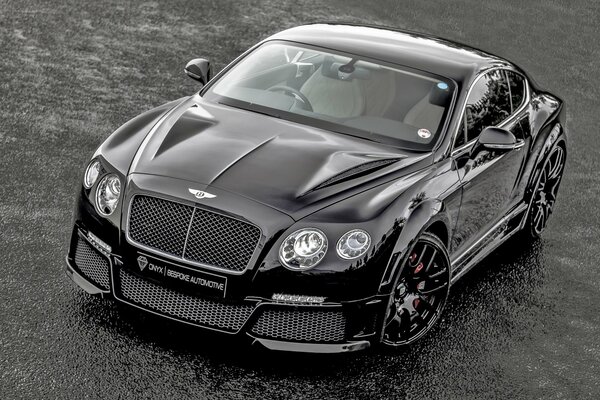 Bentley onyx negro sobre asfalto