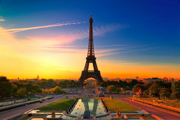 Torre Eiffel sullo sfondo del tramonto e belle nuvole