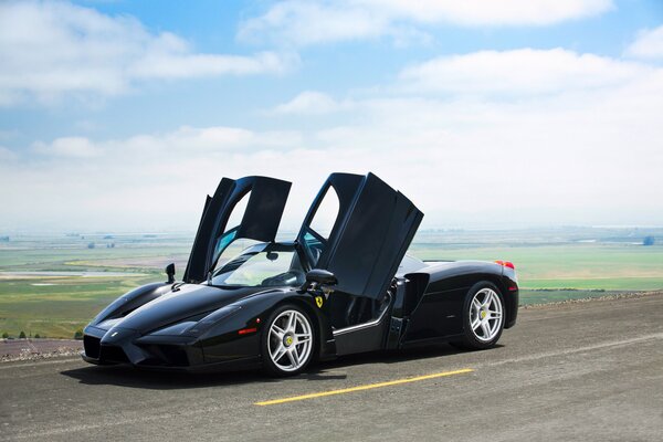 Czarny samochód sportowy Ferrari z otwartymi drzwiami