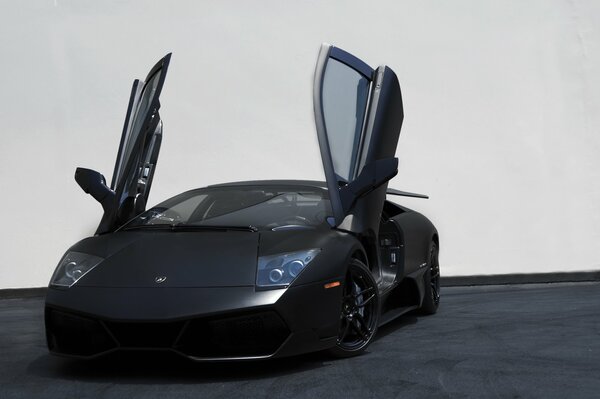 Schwarzer Lamborghini mit offenen Türen