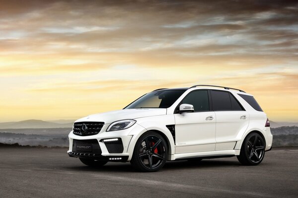 SUV blanc sur fond de coucher de soleil