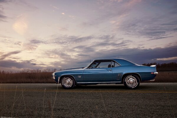 Der klassische blaue Camaro steht auf der Straße