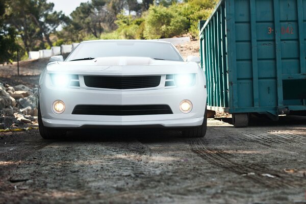 Blanc Chevrolet Camaro avec phares allumés