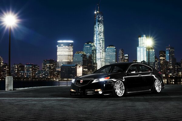 Voiture tuning au milieu de la ville de nuit