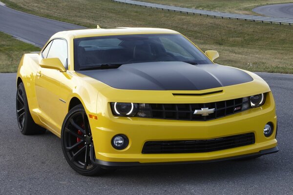 Hermoso coche deportivo Chevrolet Camaro en la pista de carreras