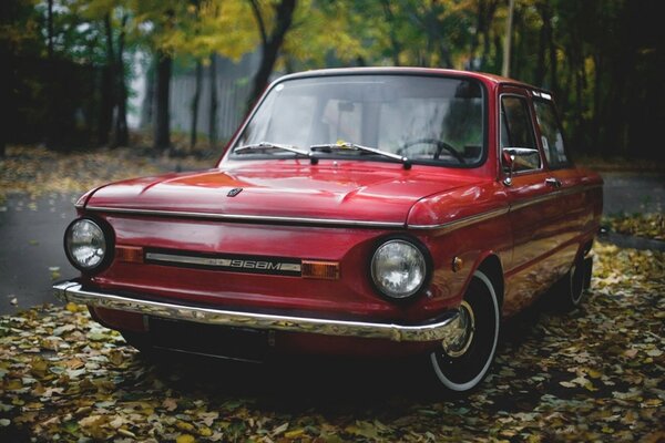 Zaporozhets, un coche retro de color rojo
