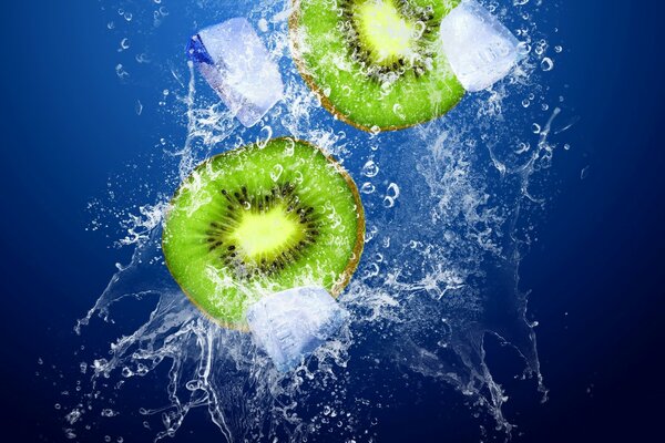 Refrescante bebida de Hielo y kiwi