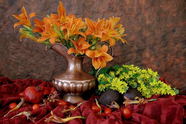 Ein Granatapfel-Stillleben und eine Vase mit Lilien