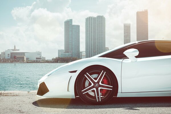 Lamborghini blanc sur fond de rivière et gratte-ciel