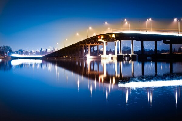 Ponte notturno che si riflette nell acqua