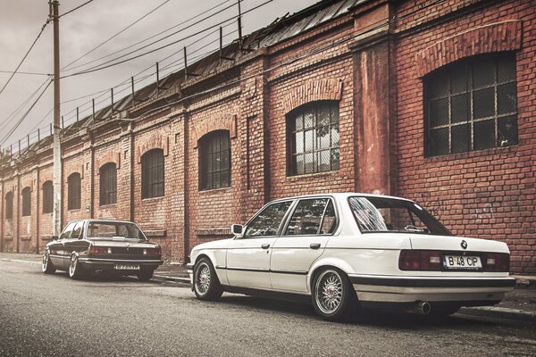 Bmw e21 Limousine in der Nähe eines Backsteingebäudes