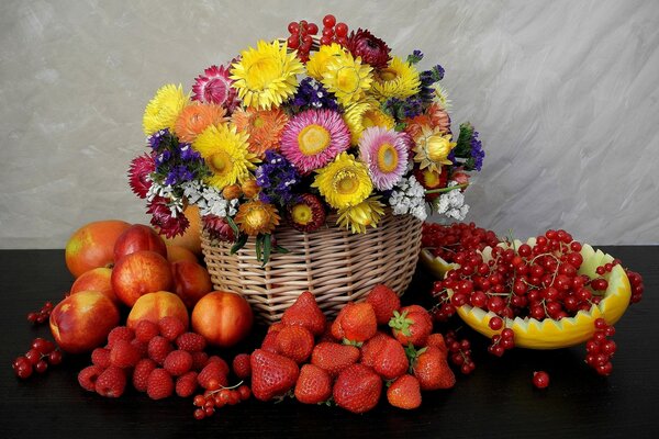 Ramo de flores brillantes en una canasta y bayas