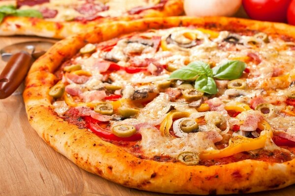 Gotowa Pizza. Zdjęcie apetytu. Zamów pizzę