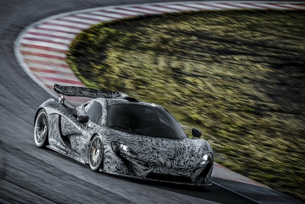 McLaren en la pista de carreras en movimiento