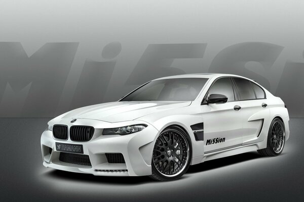 Coche BMW M5 sedán cuerpo blanco