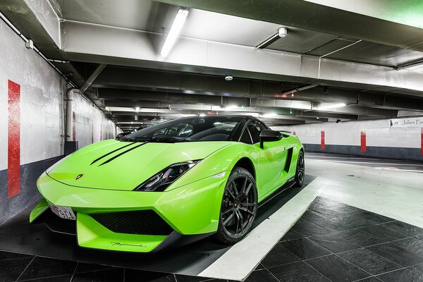 Ein hellgrüner Lamborghini ist in einem Hangar abgestellt