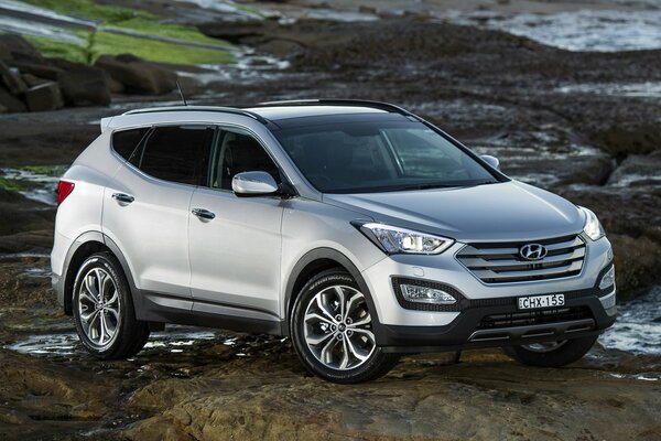 Hyundai Santa fe sobre fondo de piedra gris