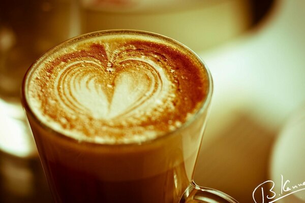 Herz auf Kaffeefolie in einem Glasbecher