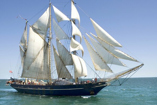 Hermoso barco de tres mástiles y el mar