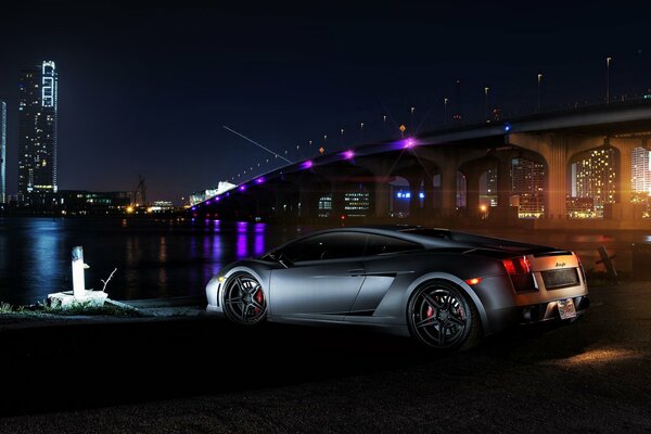 Lamborghini Gallardo bei Nacht an der Brücke