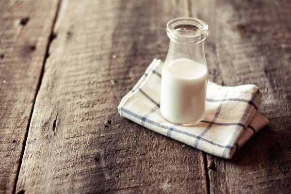 Bottiglia di latte su tovagliolo di lino