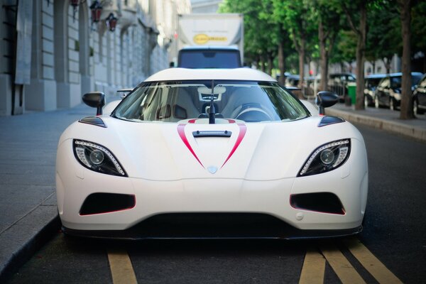 Voiture de sport blanc dans la rue de la ville