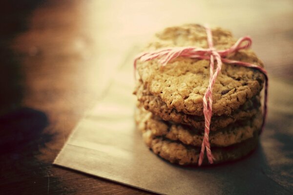 Galletas atadas con hilo en la mesa