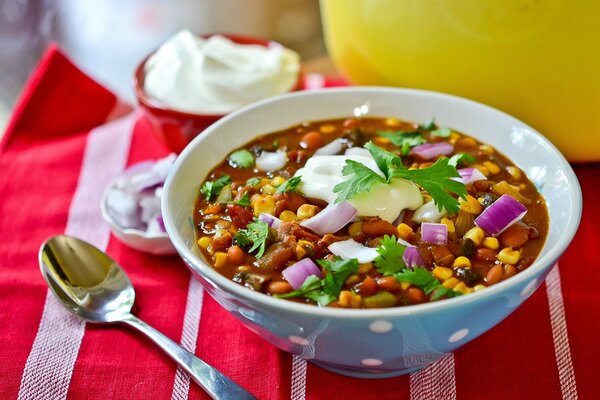 In una ciotola di zuppa di piselli chi ha fame può mangiare subito