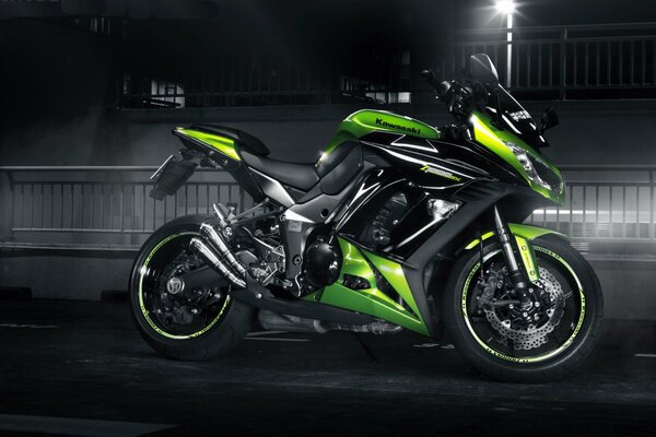 Kawasaki grünes Sportmotorrad ist ein echter Japaner