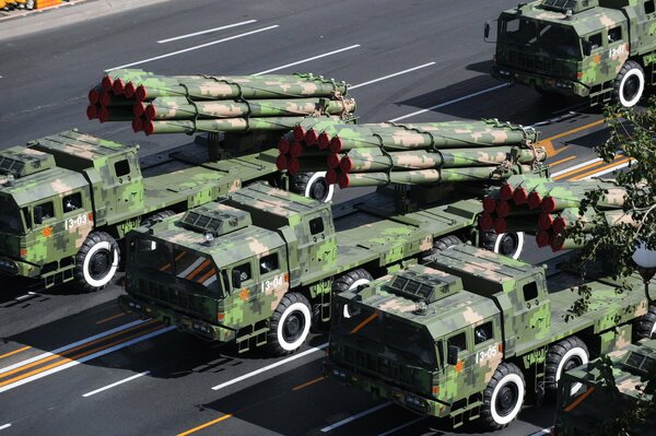 Chinesische Militärausrüstung bei der Parade