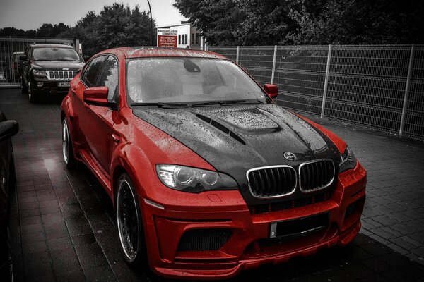 Jeeps sur le pont rouge et noir