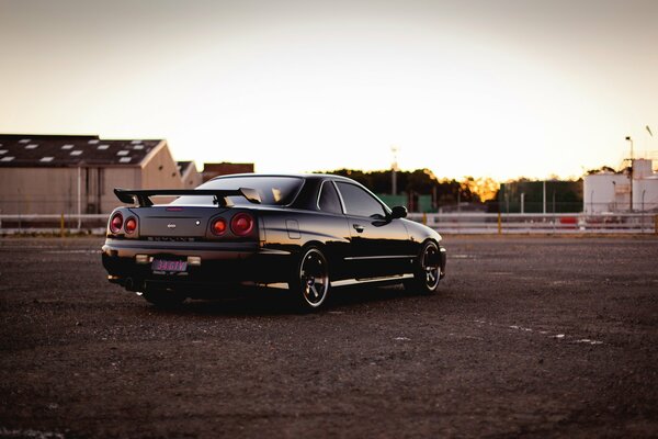 Noir Nissan R34 / Vue arrière