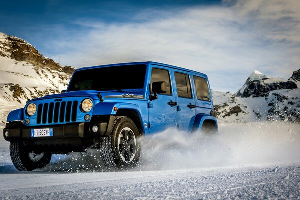 Jeep wrangler polar fährt auf einer verschneiten Straße