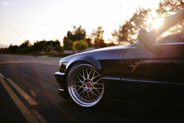 Ruota della classica BMW E 38, foto sulla strada di campagna