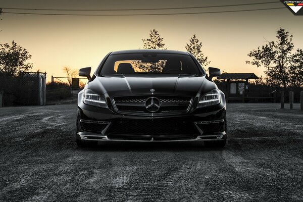 Nero mercedes-benz cls 63 amg vorsteiner sull acqua del tramonto