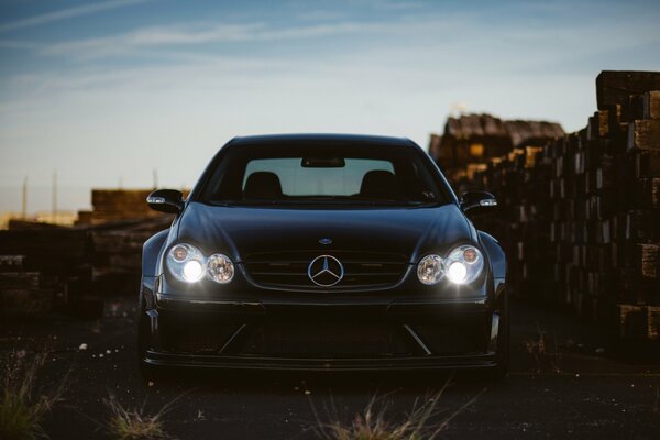 Das Licht der Mercedes-Scheinwerfer in der Dämmerung