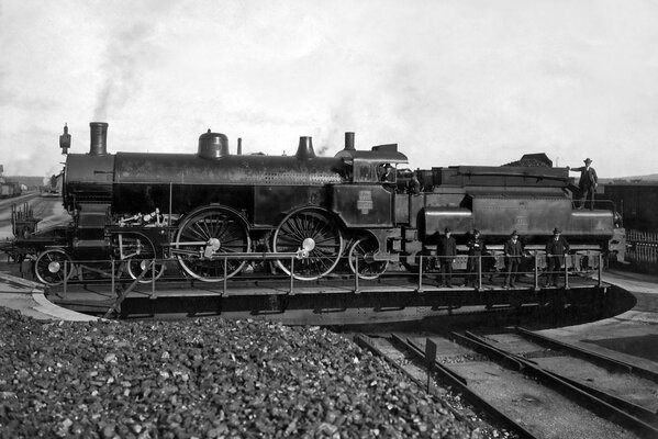 Una vieja foto de una locomotora de vapor en un círculo giratorio