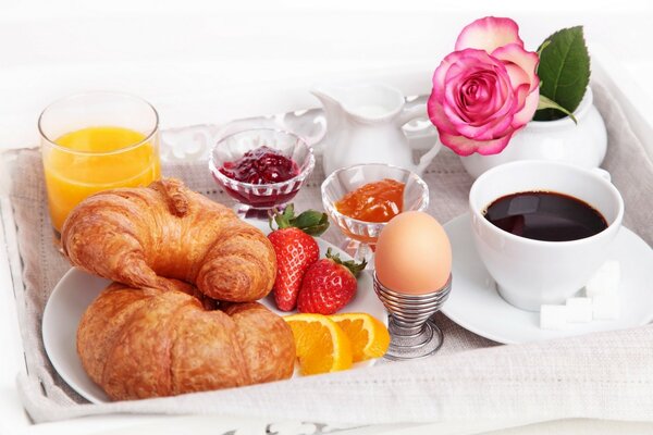 Beau petit déjeuner avec croissants et café