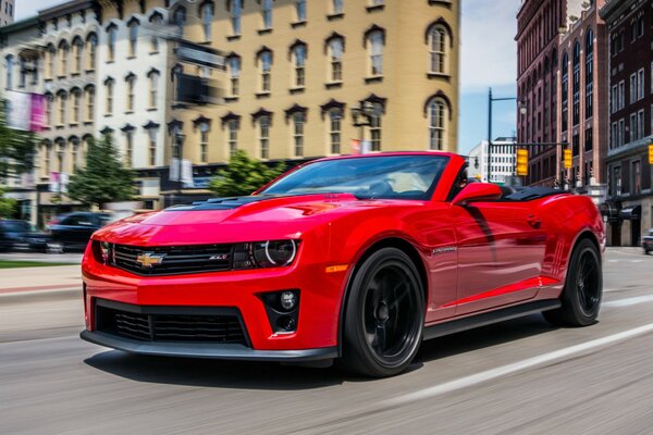 Roter Chevrolet auf der Straße in der Stadt