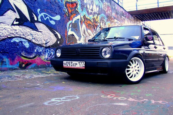 Tuned Volkswagen golf bleu